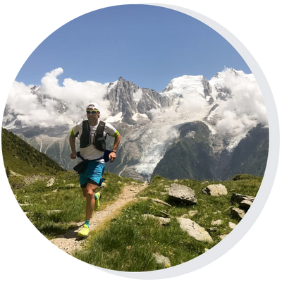 Homme faisant du trail en montagne