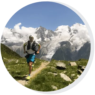 Homme faisant du trail en montagne