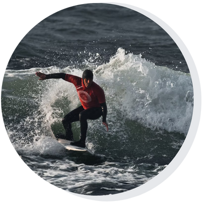 Surfeur en train de performer sur la mer après avoir évalué son profil mental sportif