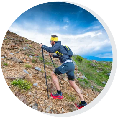 homme performant au trail en montagne après un accompagnement en préparation mentale