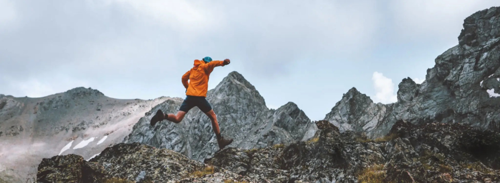 Homme trail running montagnes rocheuses