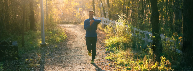 Coureur vérifiant son allure sur sa montre pour améliorer sa concentration sur ses objectifs de course