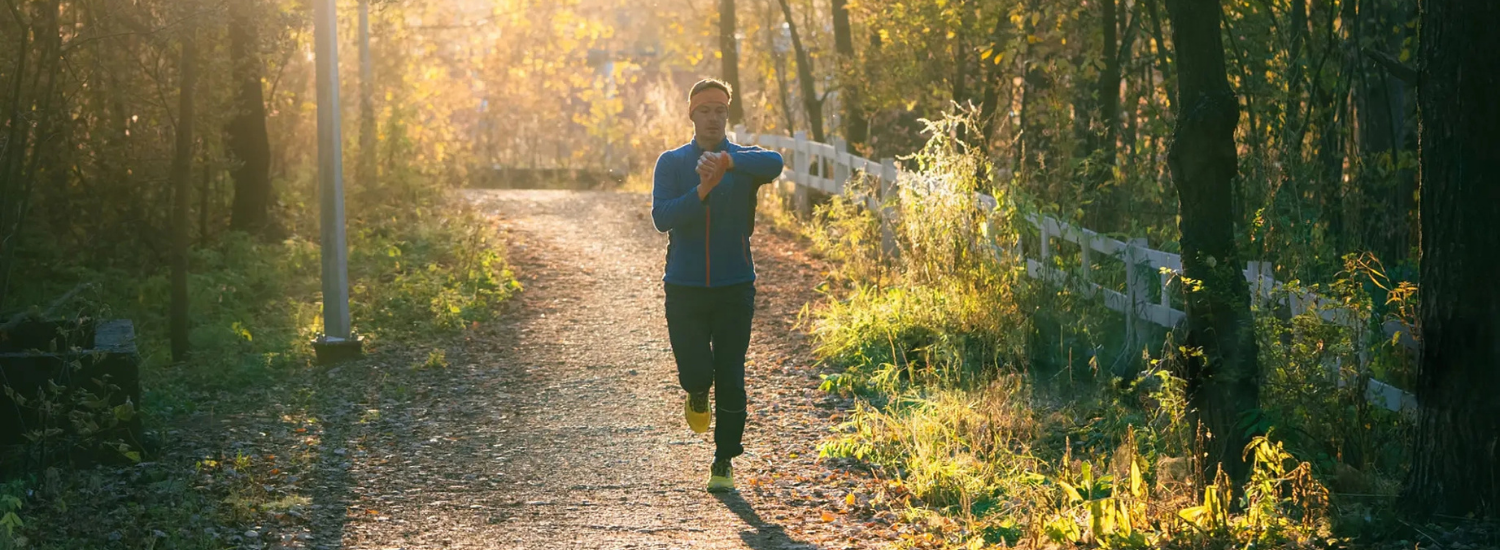 Coureur vérifiant son allure sur sa montre pour améliorer sa concentration sur ses objectifs de course
