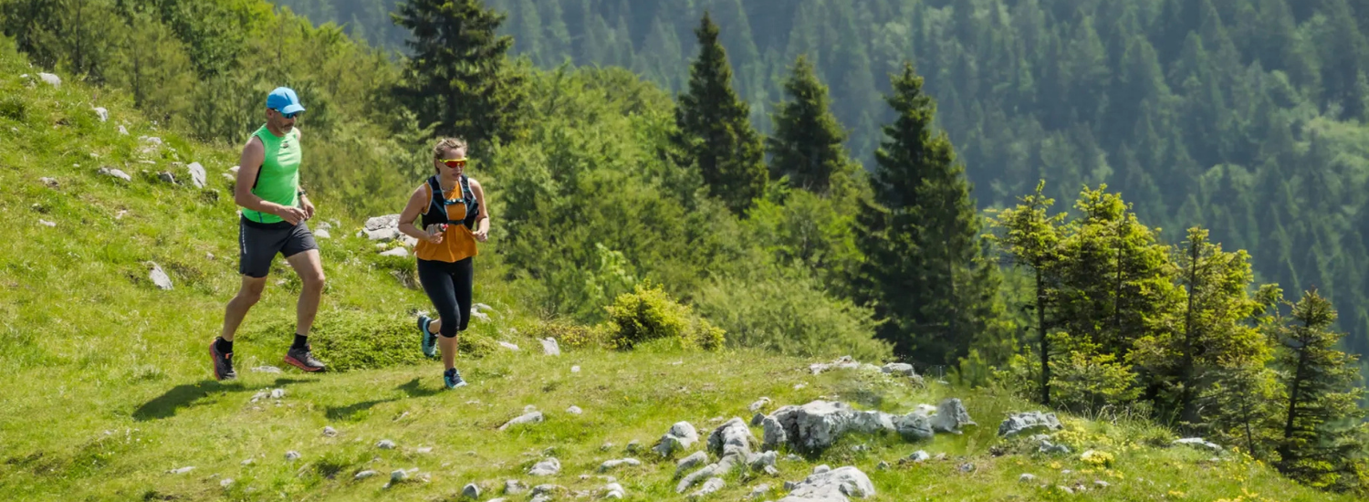 couple sportif courrent nature montagne