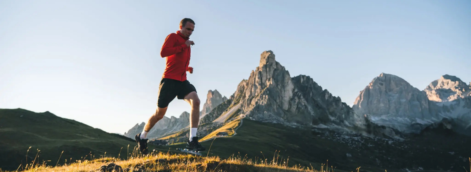 homme coureur sentier pre alpin lever soleil