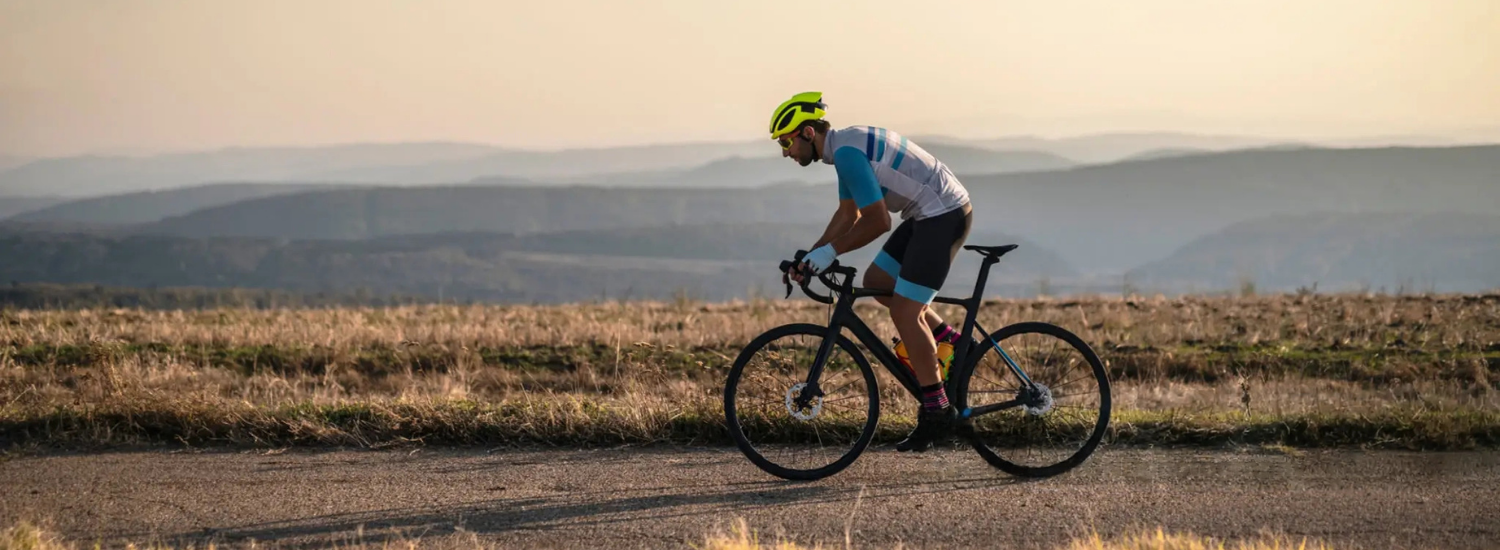 homme cyclisme sur route coucher soleil