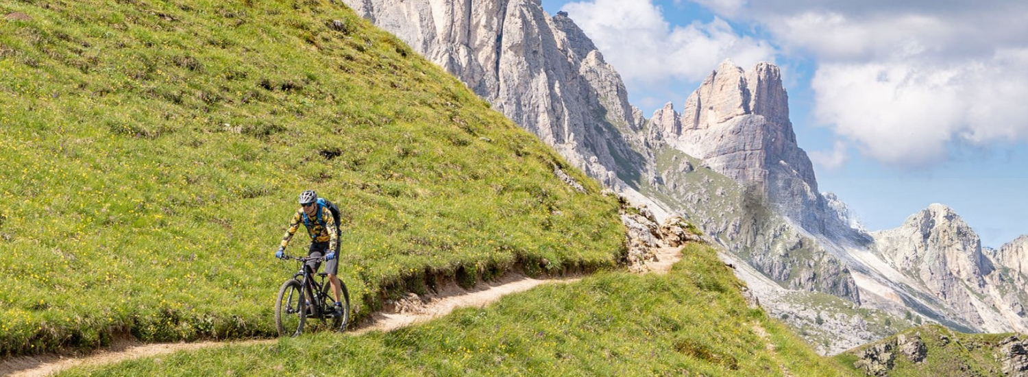 homme cycliste montagne chemin