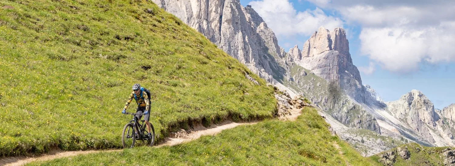 homme cycliste montagne chemin