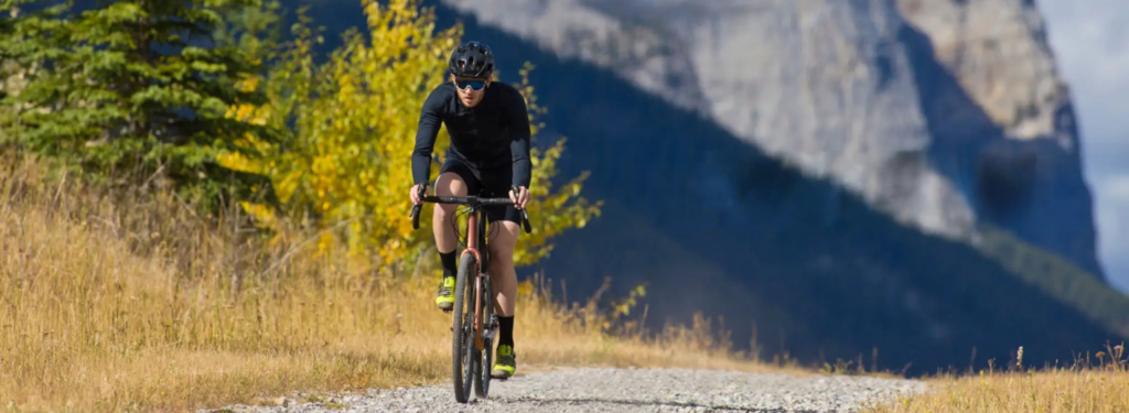 homme cycliste roulant nature
