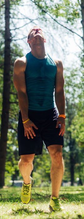 sportif en forêt, regardant le ciel, déboussolé car il ne sait pas gérer ses émotions dans le sport.