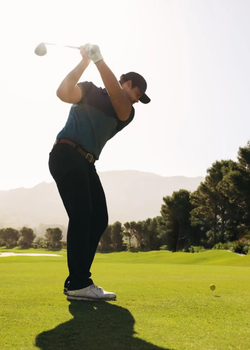 Golfeur déterminé à améliorer sa concentration lors du swing.