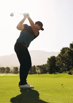Golfeur déterminé à améliorer sa concentration lors du swing.