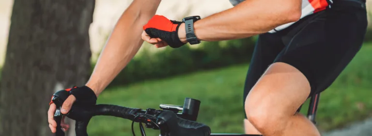 Cycliste sur son vélo regardant ses statistiques sur sa montre
